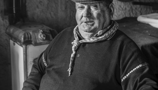 Izložba fotografija Mare Milin ,,ŽIVOT/LIFE’’ postavljena u staroj jezgri Makarske: Posveta ljudima koji radom i životom čine grad
