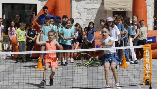 Tenisačice  zaigrale ragbi, a ragbijaši tenis, djeca oduševljeno navijala