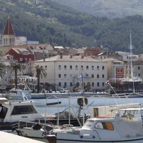 Grad Makarska uvodi besplatno parkiranje za umirovljenike u sklopu gradskog programa Zlatni kišobran