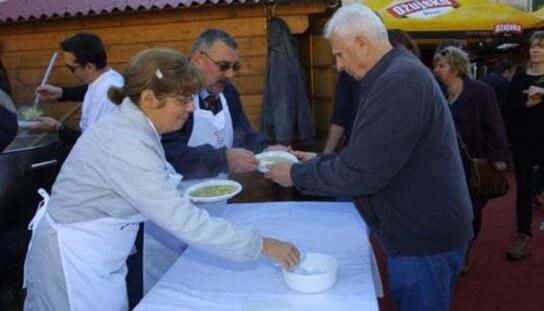 Badnji dan u Božićnom gradu: Grad Makarska počastio građane bakalarom