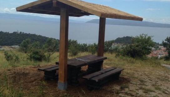 Postavljeno odmorište na tematskoj stazi Makarska-Biokovski botanički vrt Kotišina
