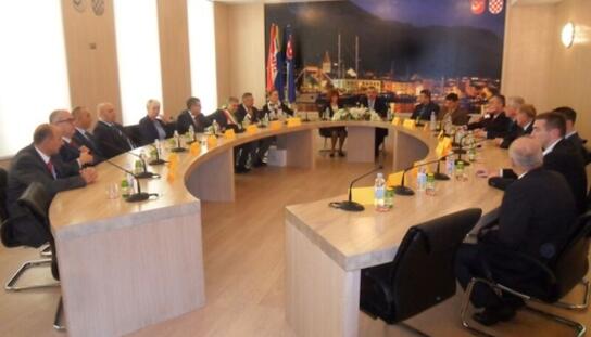 Primanje za delegacije gradova prijatelja: Gradonačelnici Tonći Bilić i Enio Pavone potpisali protokol dogovora na programu Europske unije INTERREG MED