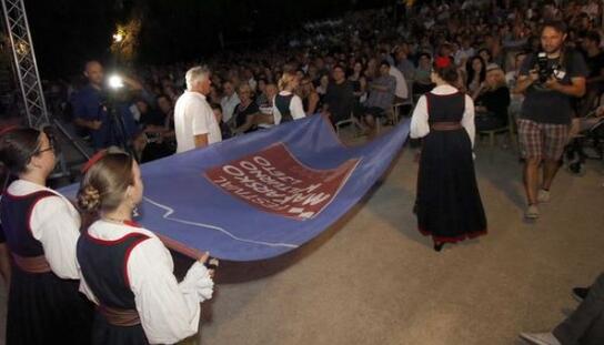 Svečanost u Ljetnom kinu: Kazališni hit Kauboji otvorio Makarsko kulturno ljeto 2016., prvu predstavu pratilo gotovo 600 gledatelja