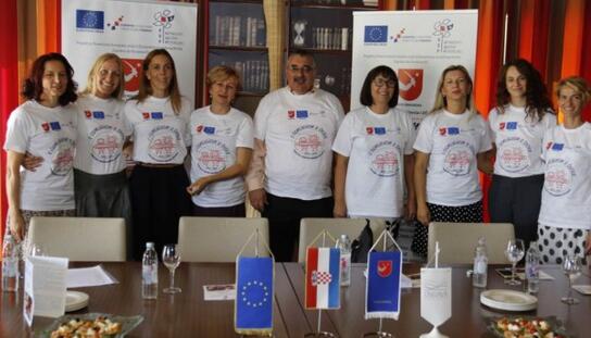 Makarska se ponosi projektom „S osmijehom u školu“ čime je olakšana integracija učenika s teškoćama u razvoju u dvije osnovne škole: Osigurana sredstva za devet pomoćnika u nastavi