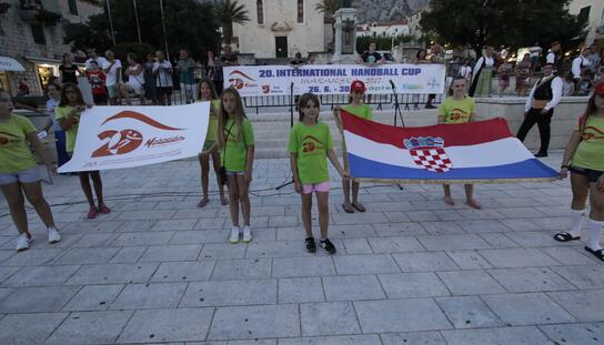 Svečano otvoreno 20. izdanje Međunarodnog rukometnog turnira: Makarska ugošćuje 1.500 sportaša iz 10 zemalja i preko 50 klubova