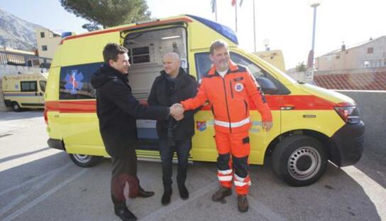 Brži i kvalitetniji prijevoz pacijenata zahvaljujući Splitsko-dalmatinskoj županiji: Ravnatelj dr. Luetić makarskoj Hitnoj pomoći predao ključeve novog vozila