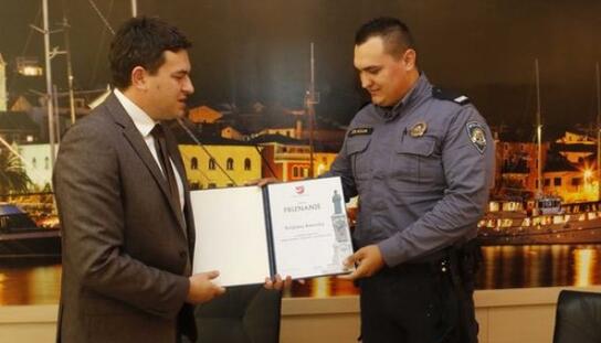 Policajac kojeg građani hvale: Gradonačelnik Brkan uručio priznanje Kristianu Banoviću