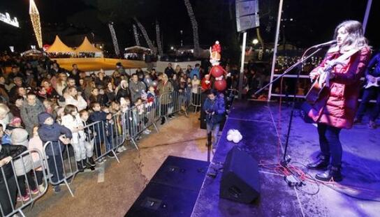 Advent u Makarskoj: Koncertom Mie Dimšić otvoren Božićni grad
