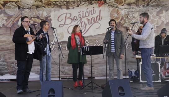 Badnjak u Božićnom gradu: Besplatni bakalar za građane, grupa Adria i najduža božićna čestitka