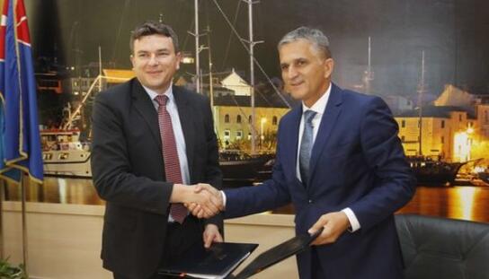 Ministarstvo držane imovine Gradu Makarskoj: Ministar Goran Marić i gradonačelnik Jure Brkan svečano potpisali ugovore o darovanju Vile Irena i davanju na upotrebu zgrade Industromontaže