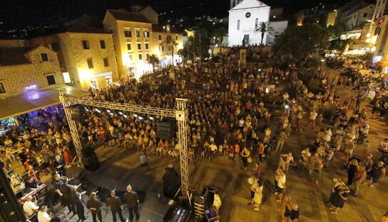 Poklon Grada za Dan državnosti: Prepuni Kačićev trg pjevao s klapom Cambi