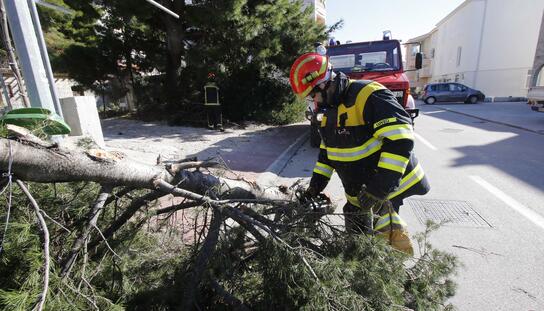 Posljedice nevremena u Makarskoj: Bura čupala stabla,, crijepove s krovova, oborena i dizalica na gradilištu hotela na Biloševcu