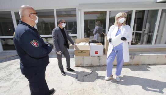Grad Makarska i gradski stožer civilne zaštite zdravstvenom osoblju donirao 150 zaštitnih odjela i zaštitnih maski