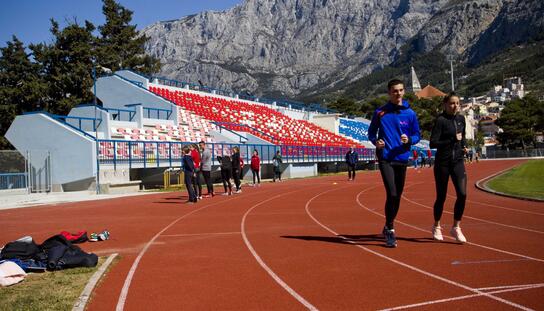 Sportski turizam i u koroni: Atletičari iz Latvije, Slovenije, Poljske i BiH u Makarskoj na pripremama