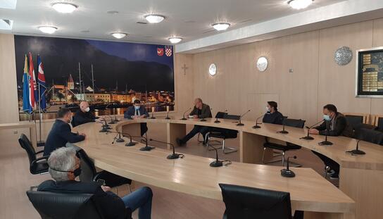 Svi načelnici s Makarskog primorja podržali inicijativu gradonačelnika Jure Brkana o osamostaljenju Doma zdravlja Makarske i Makarskog primorja