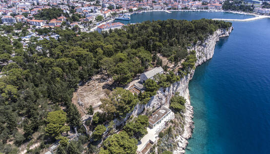 Marinko Tomasović, ravnatelj Gradskog muzeja predstavlja lokalitet i budući arheološki park na Sv. Petru