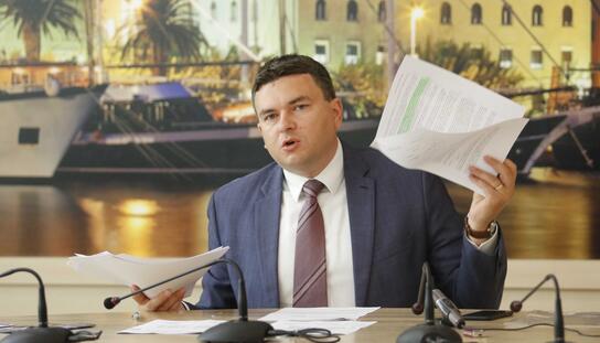 Konferencija za novinare gradonačelnika Jure Brkana: Usmeni dogovor bivše SDP-ove vlasti s odvjetnikom Danom Marinovićem građani Makarske platit će 5.000.000,00 kuna