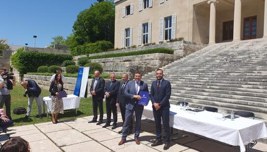 Gradonačelnik Jure Brkan preuzeo Ugovor za poziv ,,Zaželi-program zapošljavanja žena – faza II''  vrijedan 1.113.388,00 kuna
