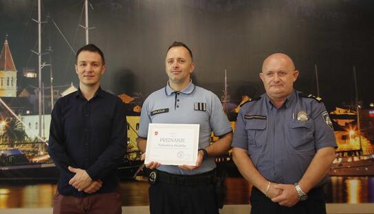 Gradonačelnik Zoran Paunović uručio priznanje kontakt policajcu Vjekoslavu Gudelju za doprinos sigurnosti zajednice i angažman u turističkoj sezoni