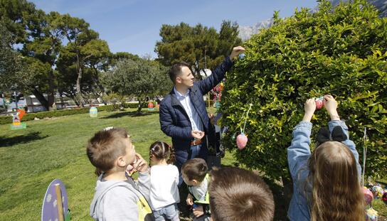 Mališani Dječjeg vrtića Biokovsko zvonce uskrsnim dekoracijama ukrasili gradski park 