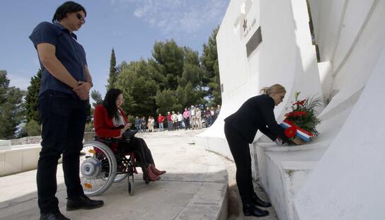 Polaganjem vijenaca na Spomeniku revoluciji obilježen Dan pobjede nad fašizmom i Dan Europe