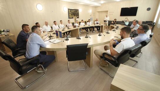 Gradonačelnik Zoran Paunović uručio priznanje MNK-u Novo Vrijeme za osvajanje titule prvaka Hrvatske u futsalu za 2021./2022. godinu 